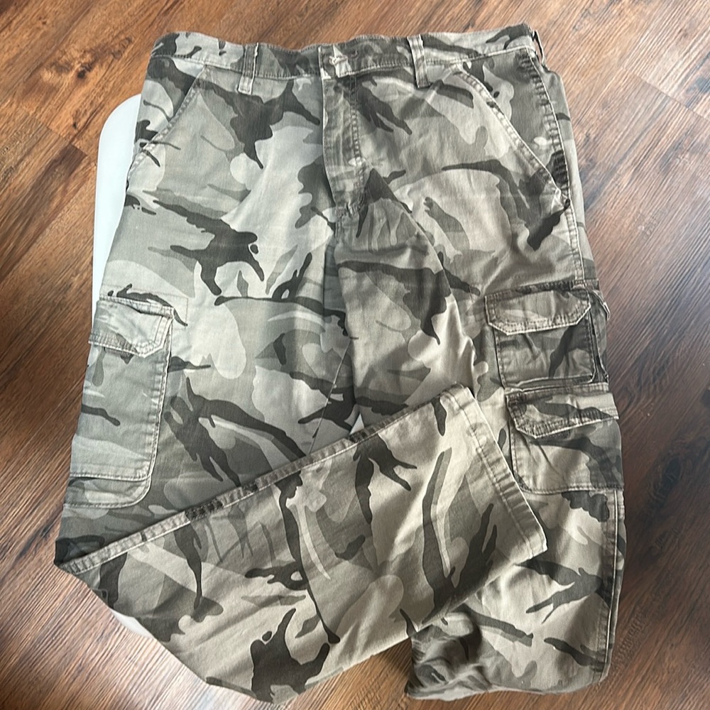 Wrangler men’s cargo gray camo pants. 34x30